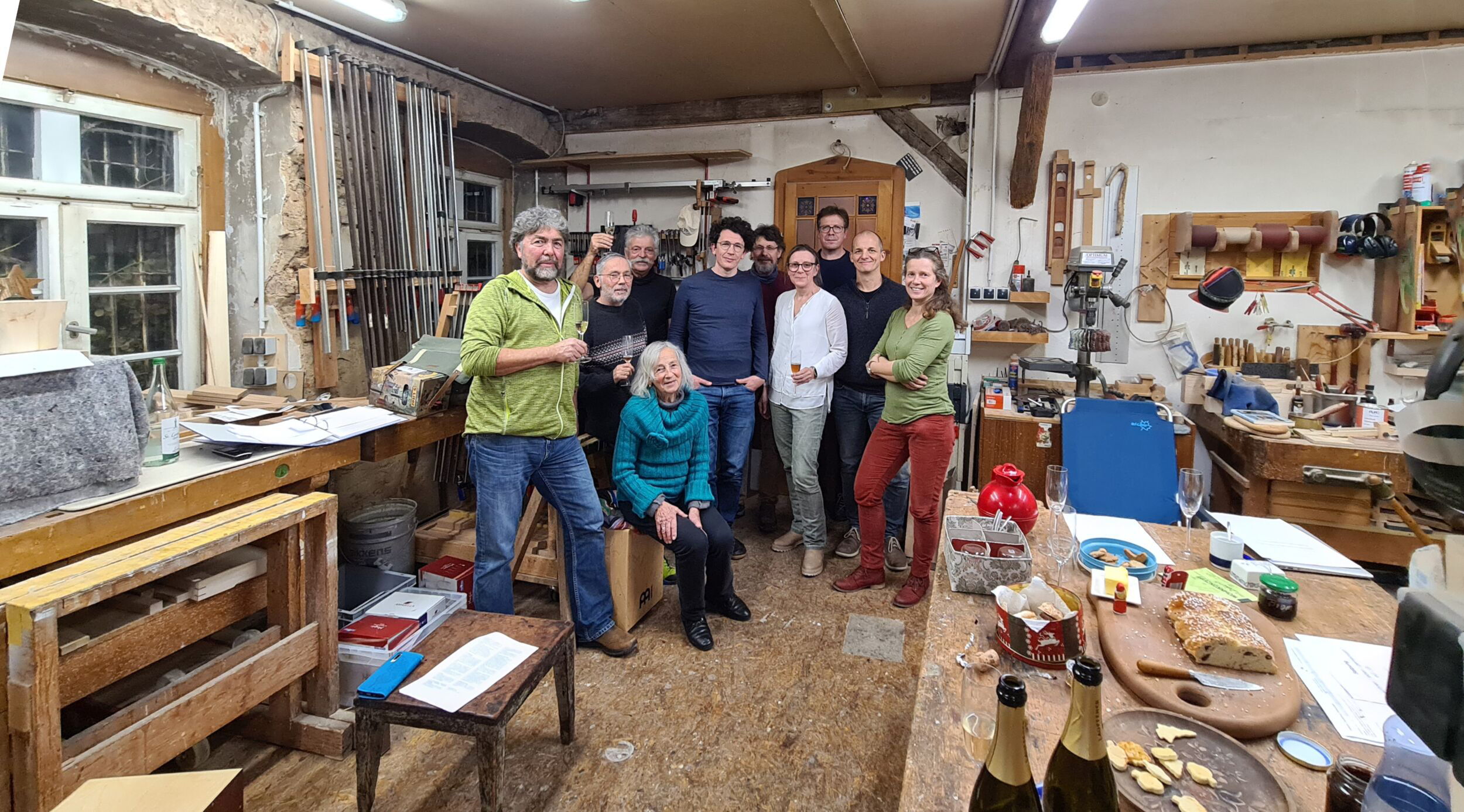 Gruppenfoto in einer Schreinerei