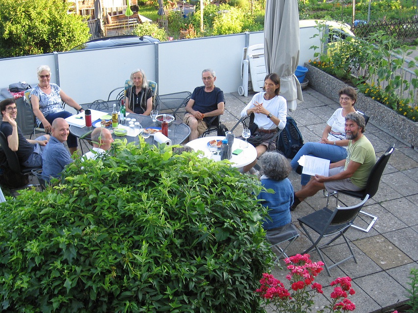 Gruppenfoto auf einer Terrasse